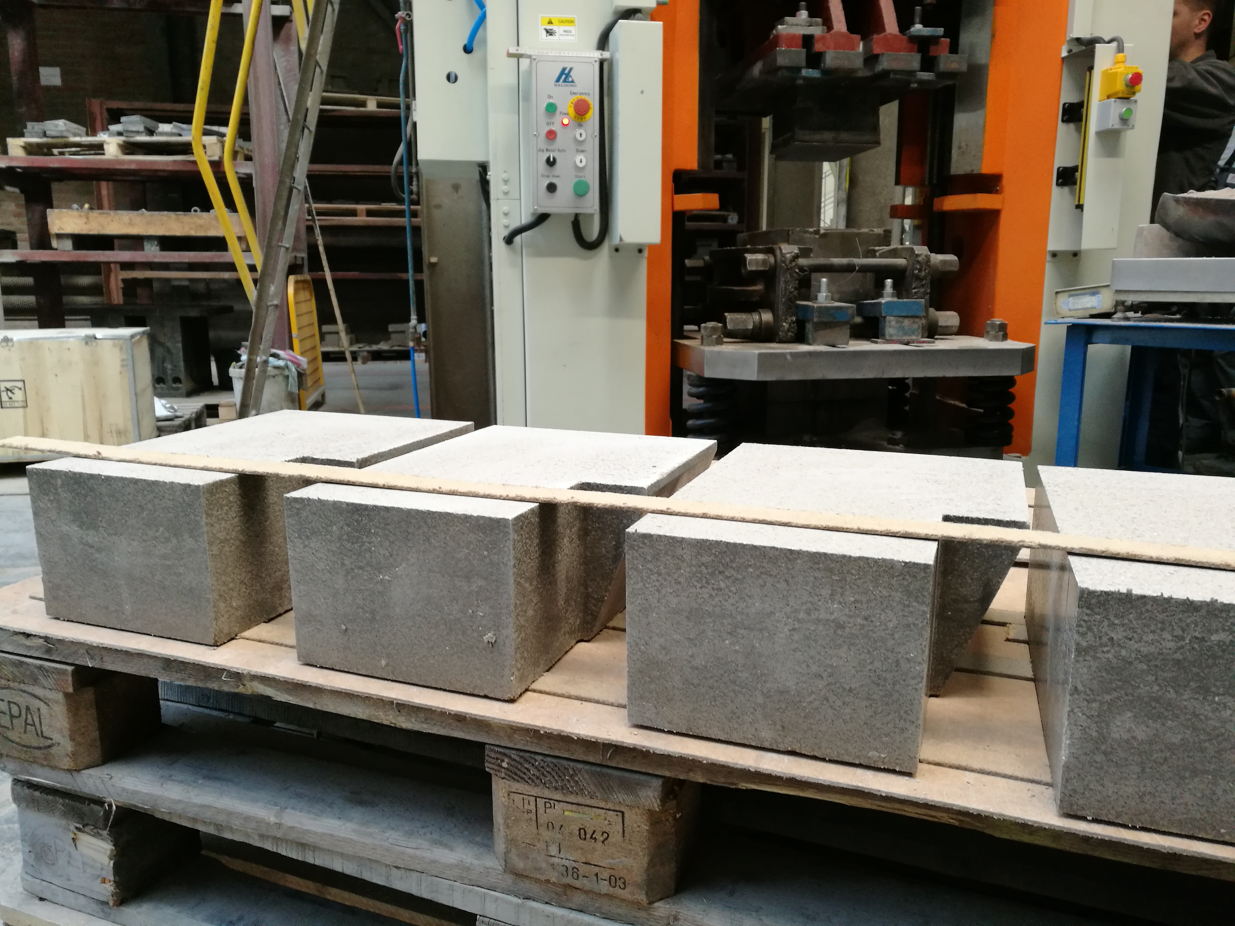 電動螺旋壓力機異型磚、特異型磚客戶現場